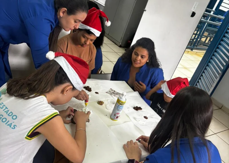 Equipe PRONAS realiza Oficina de Natal para alunos e pacientes da APAE Anápolis